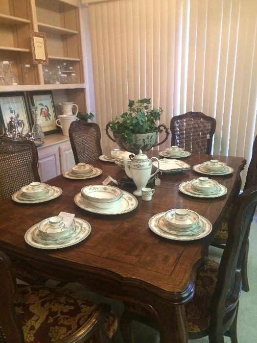 Very nice Century dining table with 6 chairs