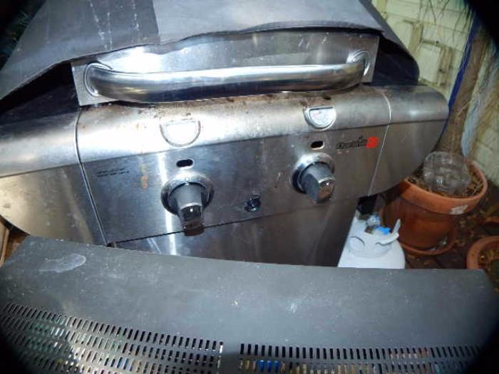 Great grill with a spare tank