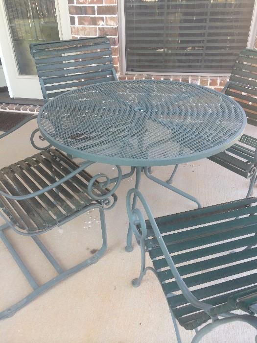 Round patio table/4 chairs