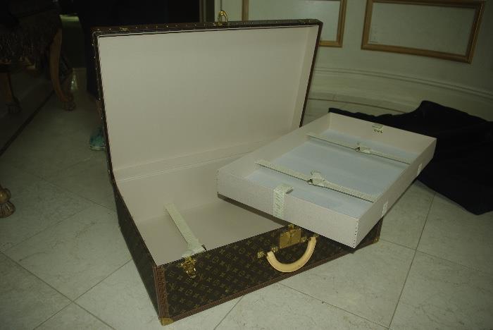 Authentic Louis Vuitton trunk with cover case/Never used