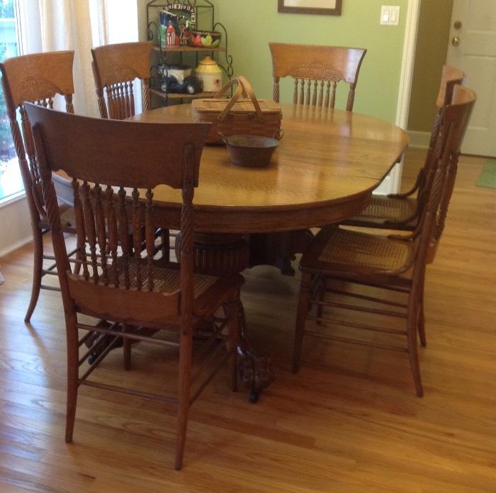 Beautiful oak kitchen/breakfast room table with 6 chairs.  Table has two pedestal with 4 claws feet as the  base. Very Nice.