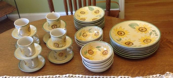 Essential Home "Sunflower Poise" This 5 piece 8 place settings is in great condition.