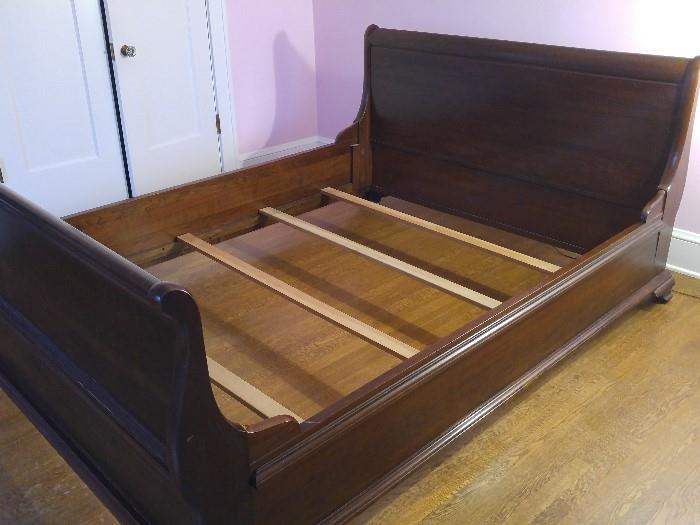 Queen sized sleigh bed