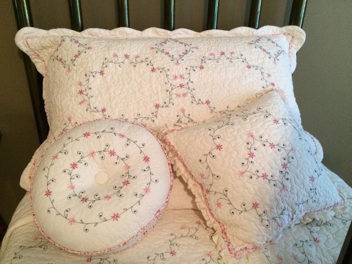 Full-size quilt set with pillows