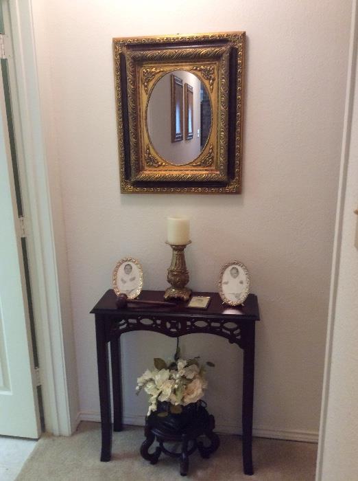Cute little console table, perfect for those little nooks and crannys. 