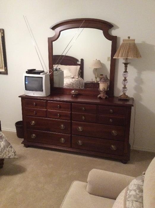 Broyhill dresser and mirror, mint condition. 