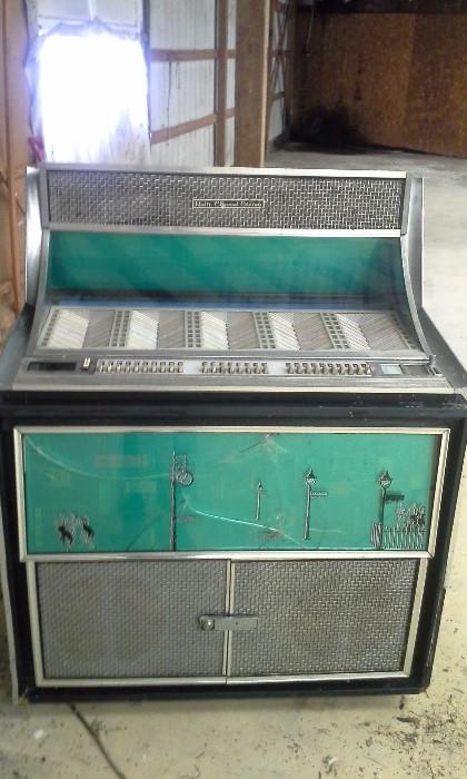 Yes it's a jukebox that plays in stereo.  It plays 45 records.