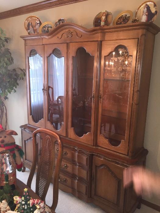 GORGEOUS DREXEL CHINA CABINET