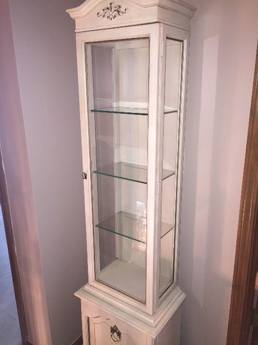 GORGEOUS CREAM WHITE TALL LIGHTED DISPLAY CABINET / CURIO CABINET
