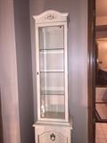 GORGEOUS CREAM WHITE TALL LIGHTED DISPLAY CABINET / CURIO CABINET