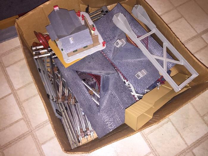 LIONEL ILLINOIS CENTRAL FREIGHT COMPLETE TRAIN SET ( MODEL HOUSES AND ACCESORIES INCLUDED)