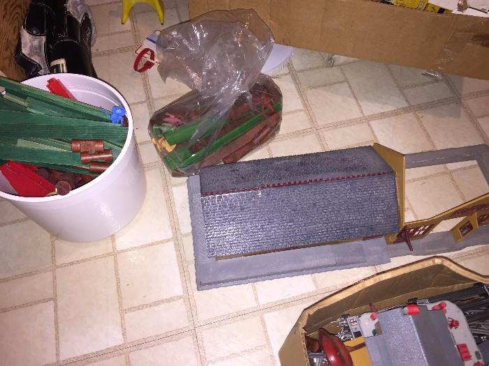 LIONEL ILLINOIS CENTRAL FREIGHT COMPLETE TRAIN SET ( MODEL HOUSES AND ACCESORIES INCLUDED)