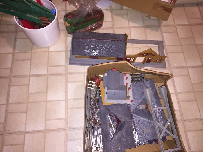 LIONEL ILLINOIS CENTRAL FREIGHT COMPLETE TRAIN SET ( MODEL HOUSES AND ACCESORIES INCLUDED)