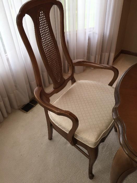 STUNNING LONG DINING ROOM TABLE WITH CURVED LEGS BY DREXEL ( COMES WITH 6 CHAIRS)