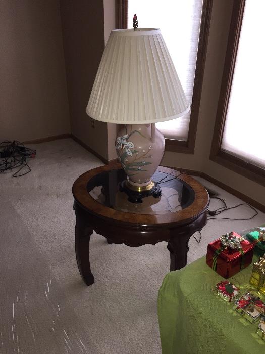 GORGEOUS AMERICAN FURNITURE CLASSICS OVAL SIDE TABLE
