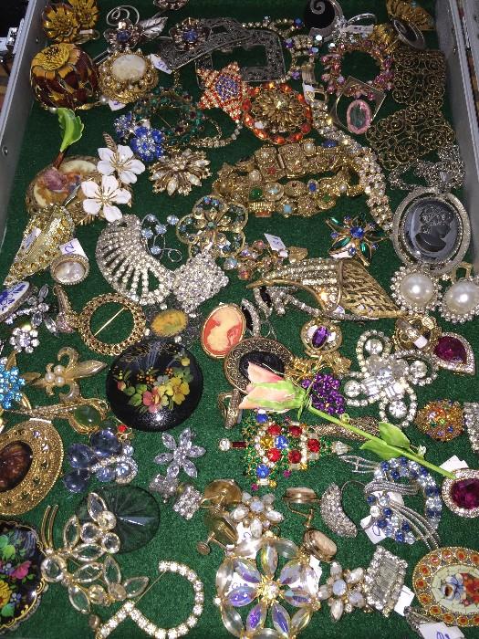 VINTAGE RHINESTONE & CRYSTAL JEWELRY, CAMEOS, SIGNED JEWELRY, DESIGNED JEWELRY