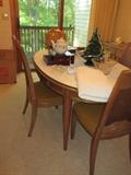 Very nice table with leaves and chairs / with table pads