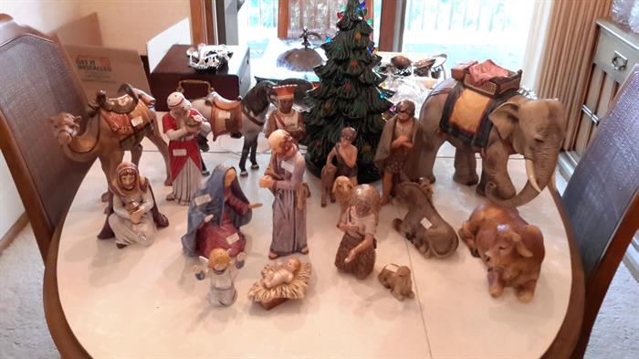 goebel 1980 RARE manger scene w/ original crush / and original 14 pieces, plus the horse / camel / elephant/ in excellent condition still have the original wholesale price stickers from 1980. 