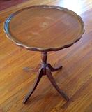 Gorgeous Pie Crust Side / Lamp Table
