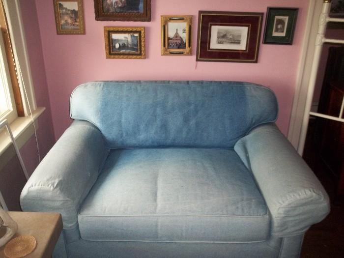 Overstuffed Chair with Pull out Bed!  Super Compfy!!