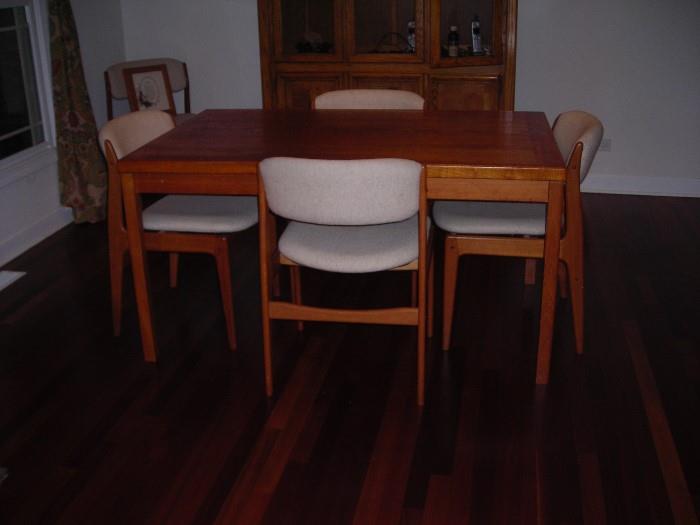 this table extends at the ends and comes with 6 chairs....