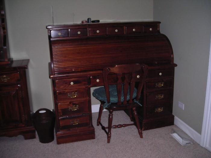 Nice Ethan Allen desk and chair