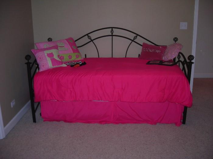 very nice trundle bed