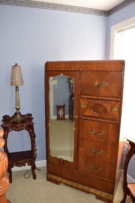 Antique Chest of Drawers matches bedroom suite