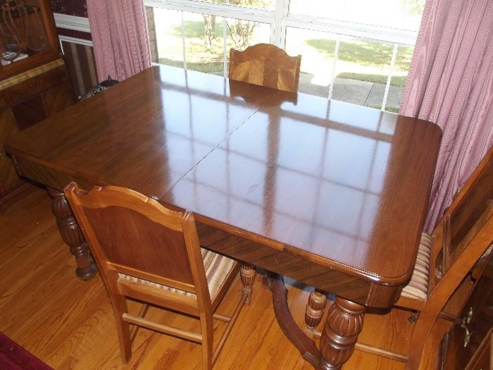 Beautiful Bassett Dining Room Table, set includes Table, chairs, China Cabinet and beautiful Sideboard. 