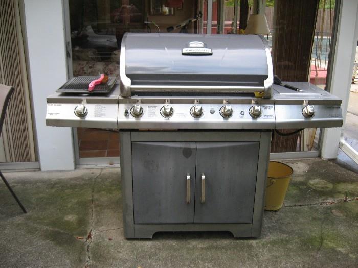 Brinkmann grill with sear burner and side burner.