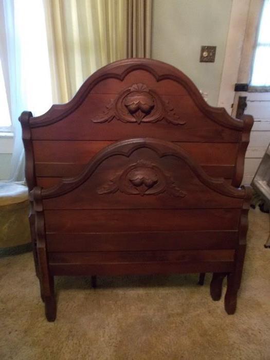 ANTIQUE Walnut Single bed - Look at the top and bottom of each piece - Wooden Side Rails - Beautiful!!!!!!!