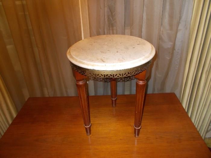 Small Round Table with Brass Trim and "Made in Italy" Marble - nice piece!!!!! - 17" Tall!!!!!!