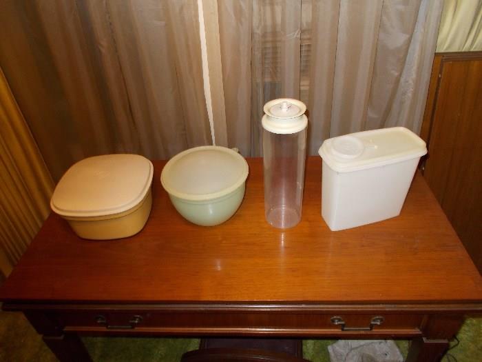 4 pieces of "older" Tupperware - all in great working condition!!!!!