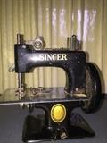 TOY SINGER SEWING MACHINE