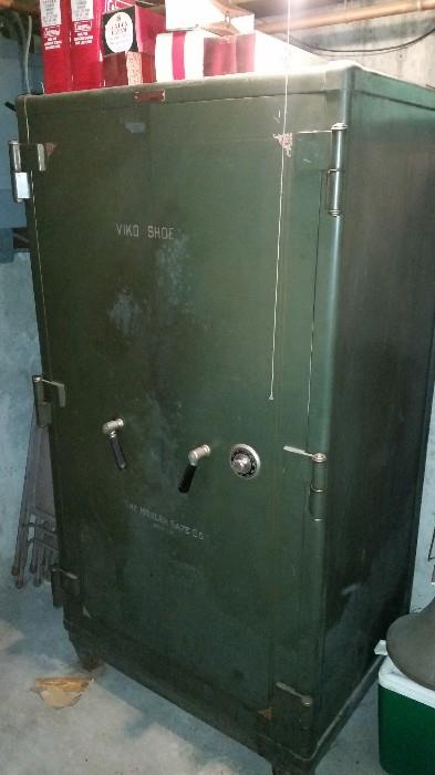 Mosler 2-door safe