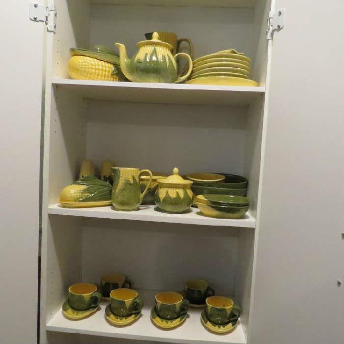 Shawnee pottery 36 pieces