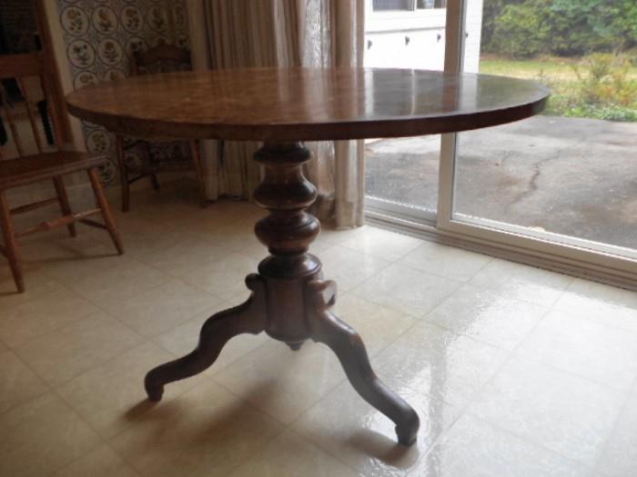 Antique Biedemeier table/oval