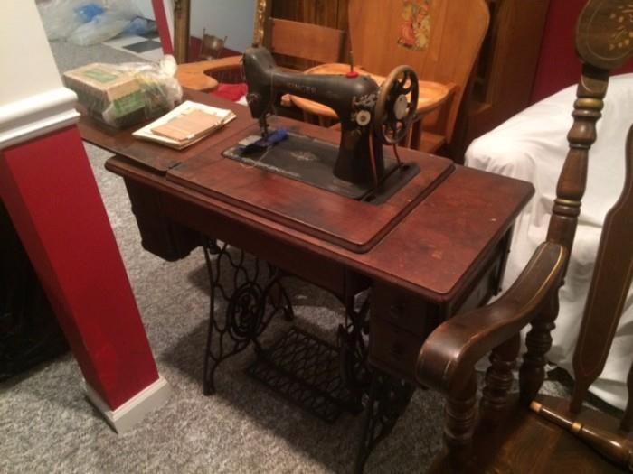 Antique Vintage Singer Sewing Machine with Table - Cast Iron Treadle - good condition