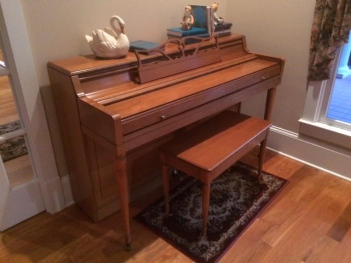 Upright Piano - Wurlitzer Spinet - excellent condition just needs tuning