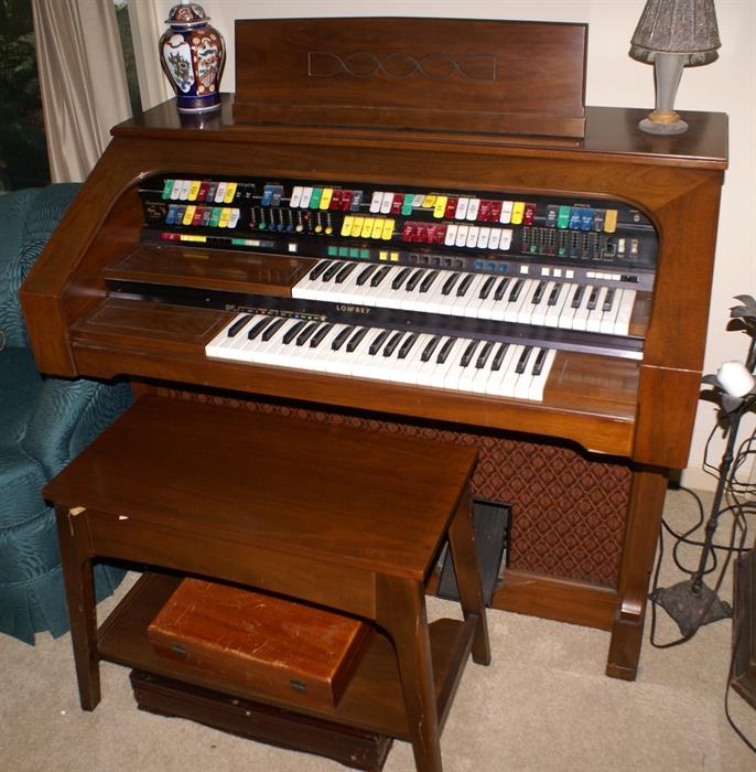 LOWREY ELECTRIC ORGAN 