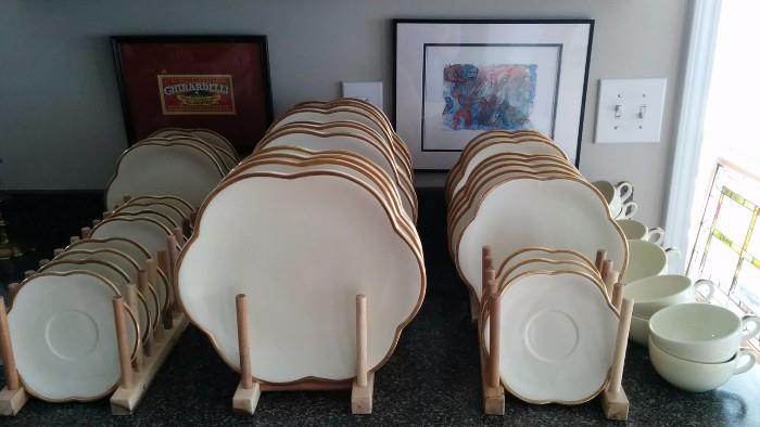 46-Piece set of gold/white Este Ceramiche Porcellane china, Manufactured in Italy.