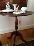 Round tea table