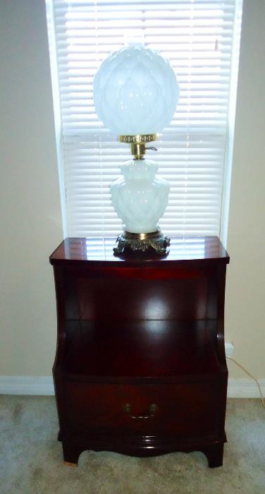 Mahogany bedside table, banquet lamp