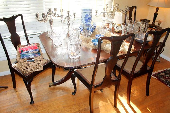 Duncan Phyfe-style dining table with 2 leaves and 4 chairs