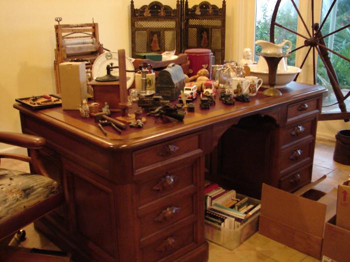 Beautiful partner's desk in excellent condition.