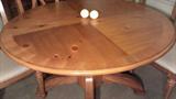 Broyhill , nice table,,,,,and 4 chairs