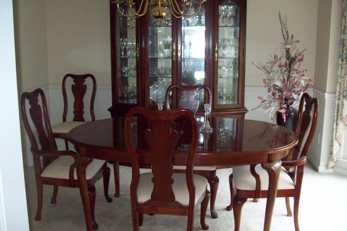 THOMASVILLE Dining Table w/6 Chairs and Matching China Cabinet.  A meal has never been served on this table!!