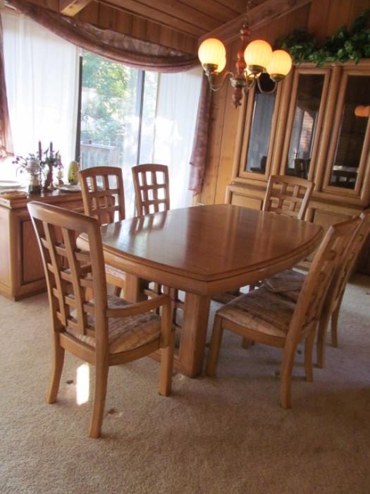 Thomasville 9-Piece Dining Set w/ Extra Leaf and Custom Table Pads