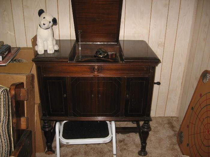 Antique Vicktrola Phonograph. Works great!