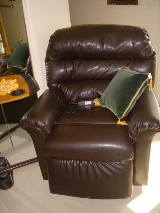 Like new electric recliner/lift chair